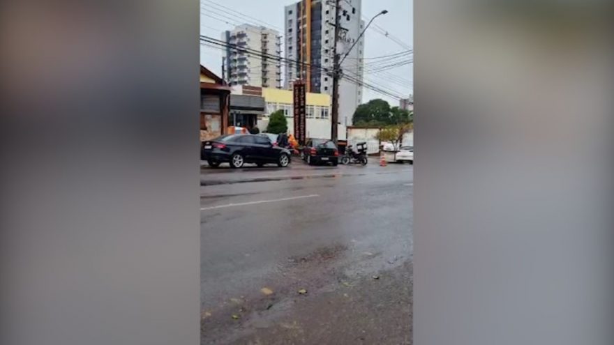 Veja por outro ângulo momento em que motorista tenta atropelar garis no Centro