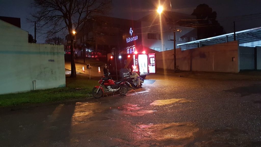 Homem sofre queda após motocicleta deslizar na pista
