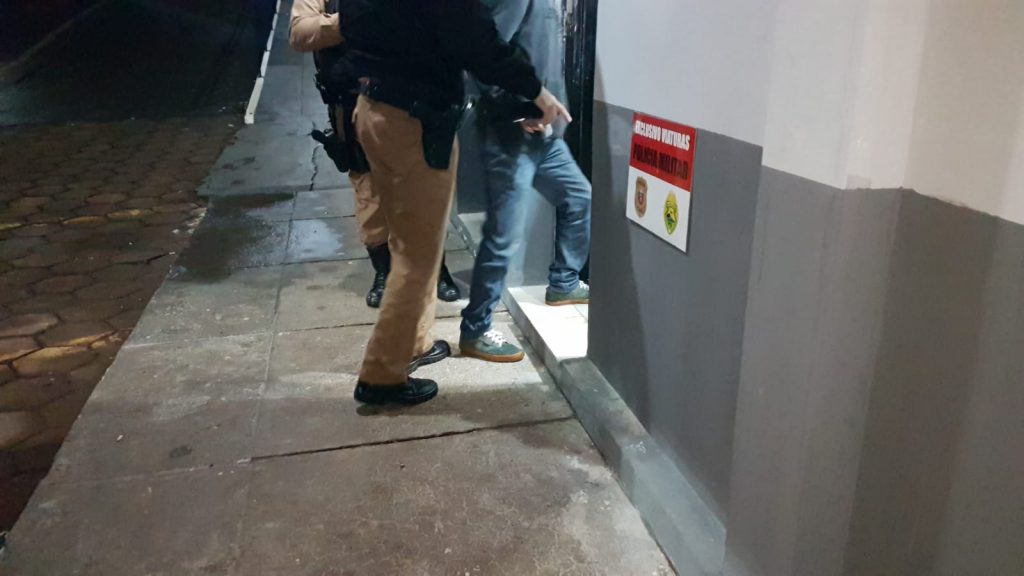 Homem é acusado de passar a mão na bunda de uma mulher em ponto de ônibus