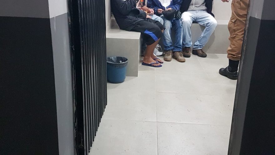 PM apreende pedras de crack e detém grupo no Bairro Santa Cruz