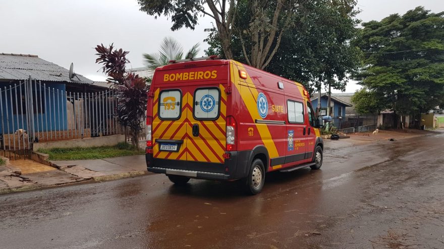 Bombeiros atendem vítima de queda no Bairro Interlagos, em Cascavel