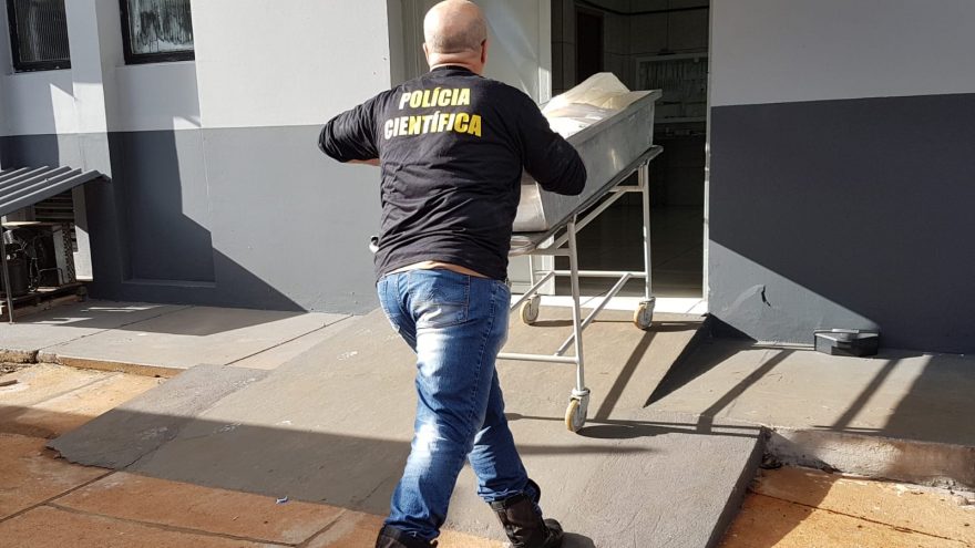 Corpo de homem que estava internado no Hospital Universitário é levado ao IML