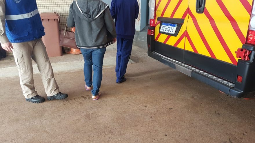 Adolescente fratura mão após queda no Colégio Olívio Fracaro