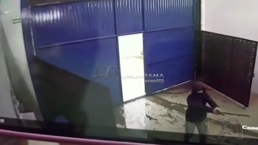 Câmeras flagram criminosos roubando malote e baleando funcionário de empresa ￼￼