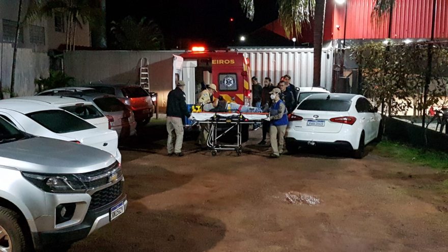 Rapaz de 28 anos fica ferido após sofrer queda de altura na Av. Brasil