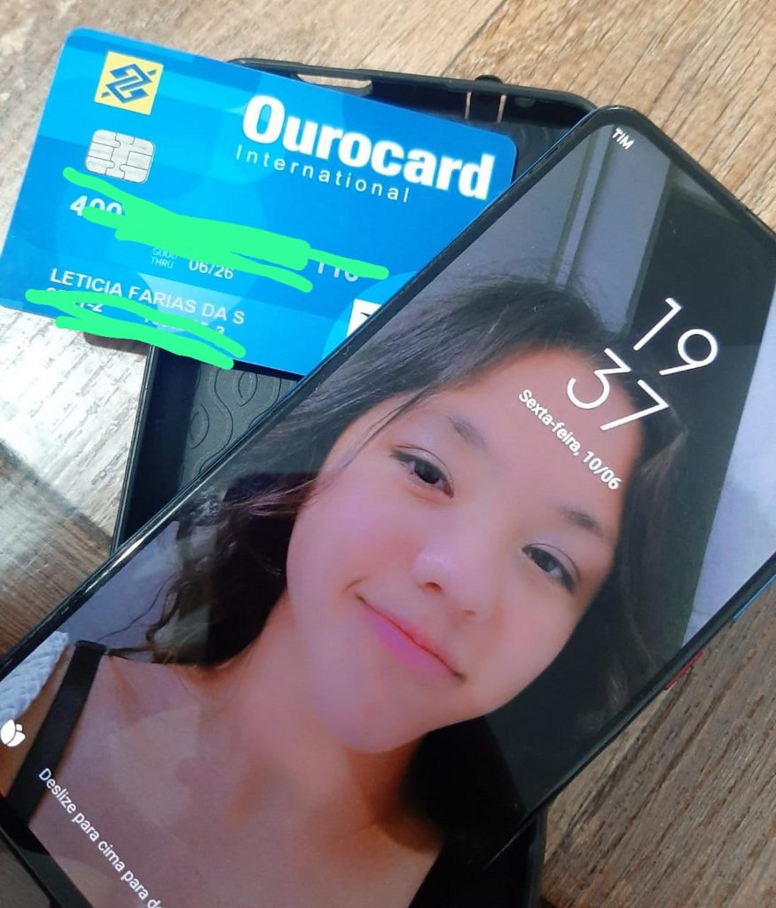 Internauta encontra celular e cartão em nome de Leticia Farias da S.