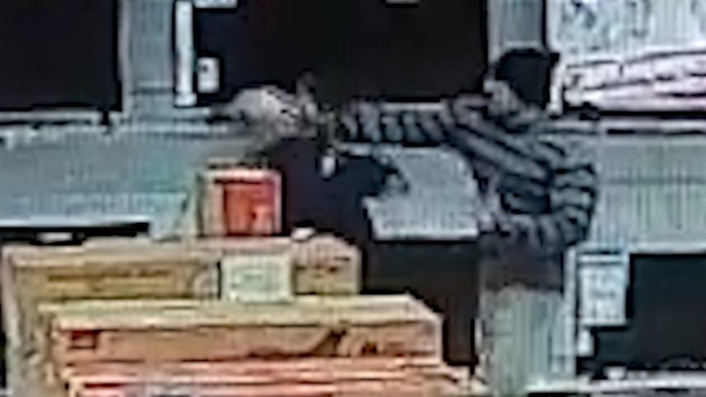 Veja momento em que funcionário de loja do bairro São Cristóvão é agredido trabalhando