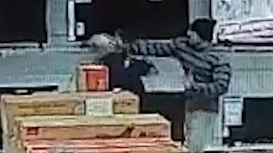 Veja momento em que funcionário de loja do bairro São Cristóvão é agredido trabalhando
