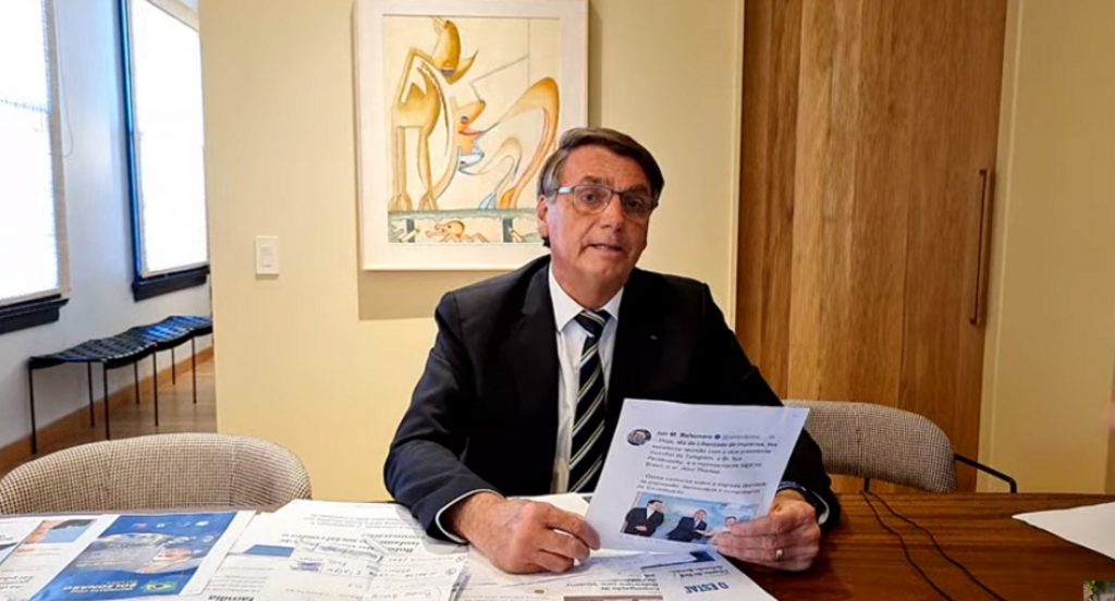 Bolsonaro chama Biden de Trump e ri de situação durante uma live