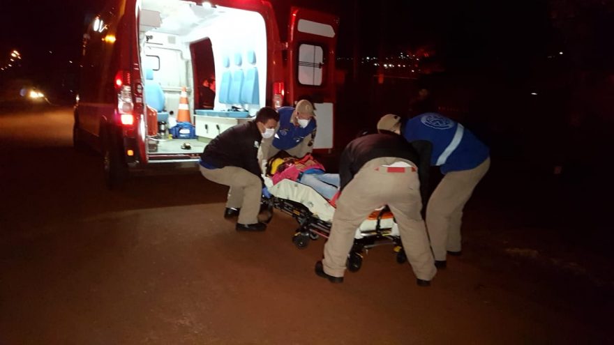 Jovem tropeça em via pública, sofre queda e fica ferida