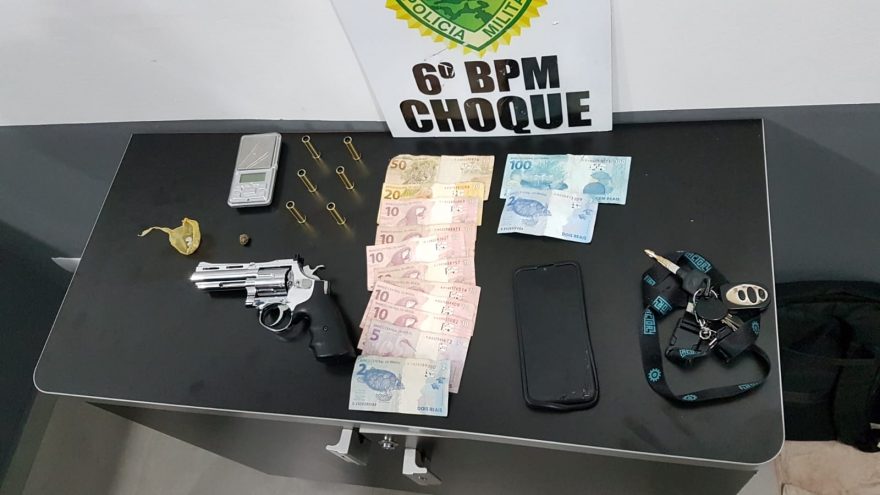 Dupla é detida com simulacro e porções de droga na Av. Brasil