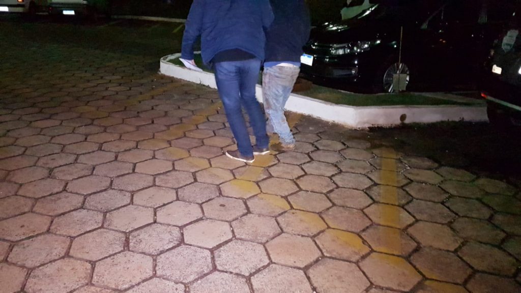 Homem é detido em Guaraniaçu e levado para delegacia de Cascavel