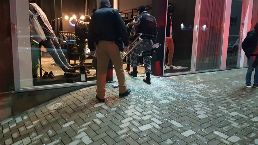 Após ação rápida de vigilantes e militares, dois ladrões são presos depois de arrombarem loja no Centro