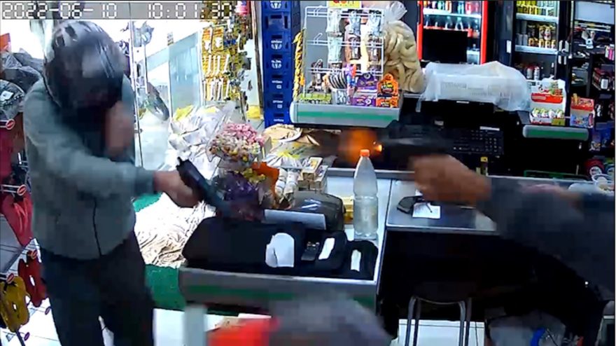 Vídeo: dono reage a assalto e atira em homem que invadiu mercado em Umuarama