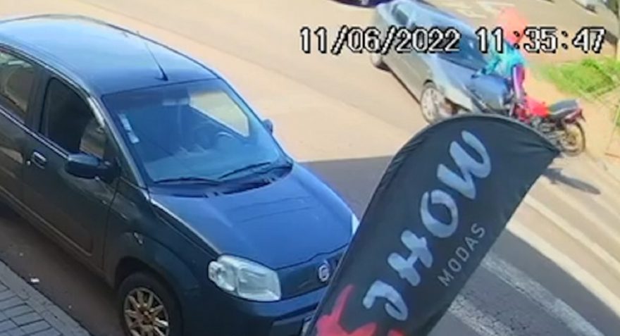 Motociclista “voa” por cima de carro após colisão e mesmo assim recusa socorro do Siate