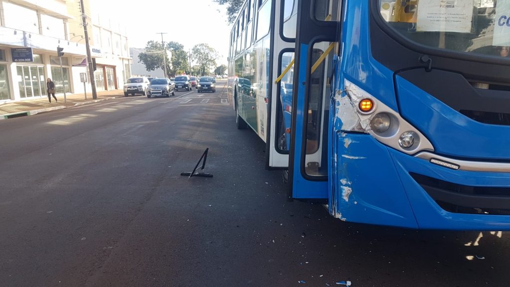 Acidente entre ônibus e BMW é registrado na Av. Brasil