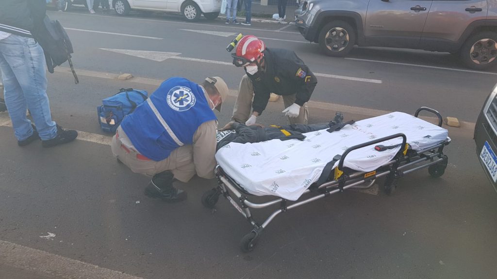 Condutor de motocicleta fica ferido após colidir com automóvel na Av. Brasil esquina com a Rua 7 de Setembro
