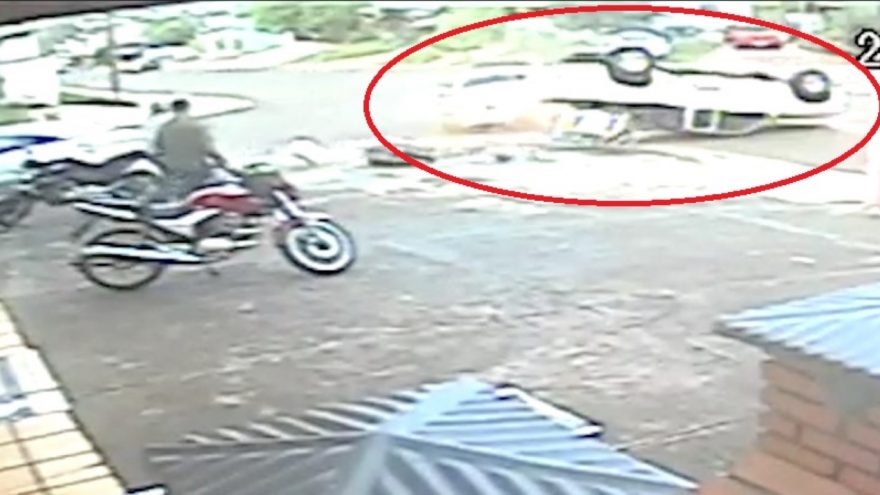 Vídeo mostra forte colisão que terminou com S-10 capotada no Bairro Periolo