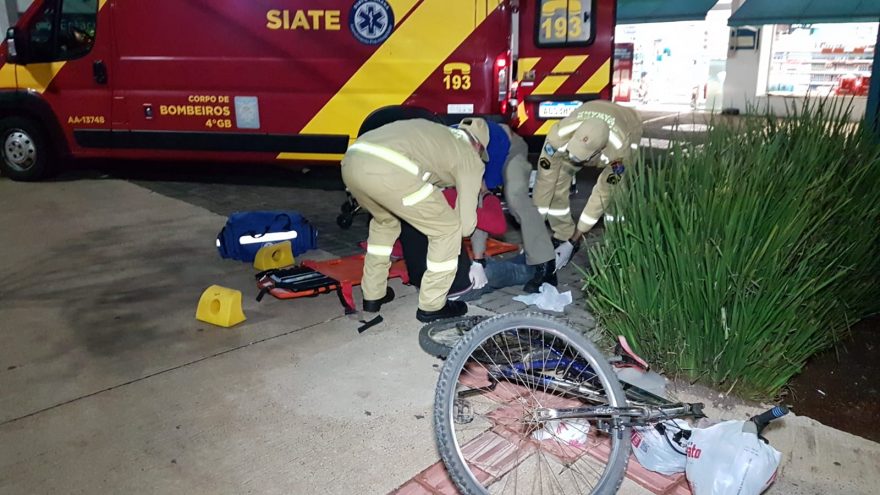 Ciclista sofre queda na Avenida Carlos Gomes e Siate é mobilizado para atendimento