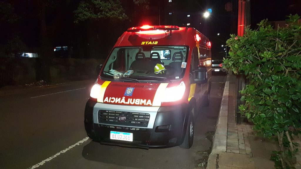 Idoso fere o braço ao atingir porta de vidro em apartamento no Centro