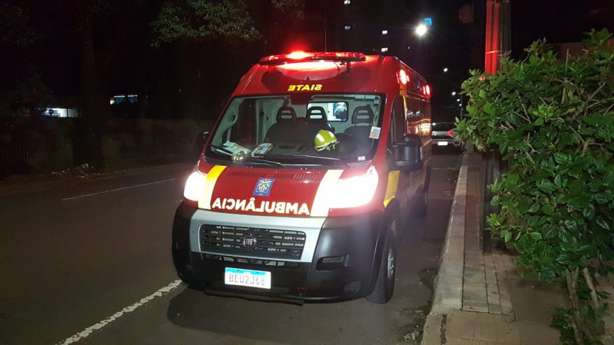 Idoso fere o braço ao atingir porta de vidro em apartamento no Centro