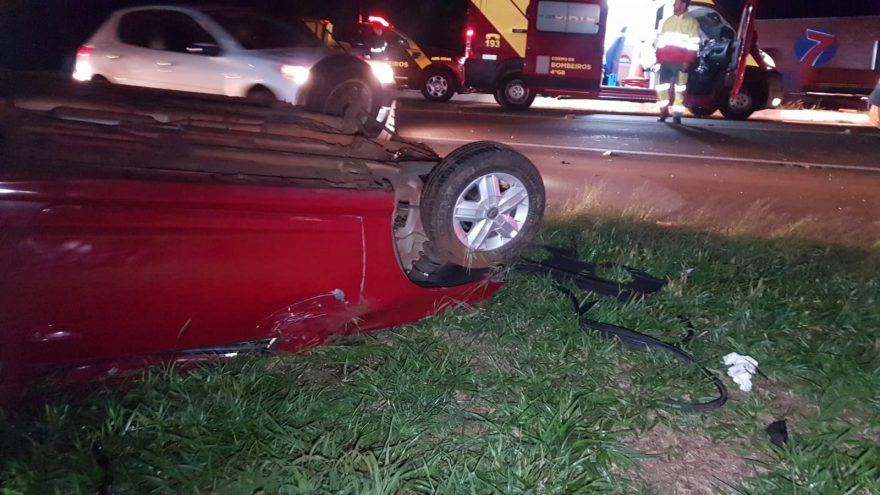 Mulher quase é atropelada por caminhão após capotar veículo e ser ejetada na BR-277