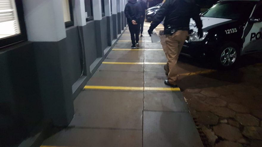 Dois menores são apreendidos após arrombarem loja para furtarem chocolate