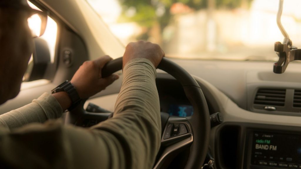 Motorista de aplicativo se irrita e expulsa cliente do carro