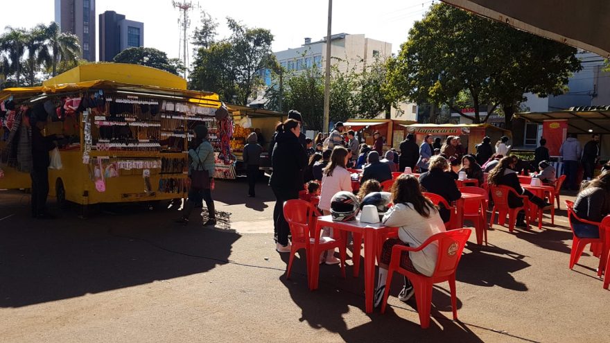 Diversos cascavelenses aproveitam Feira do Pequeno Produtor para tomar café e ‘lagartear’