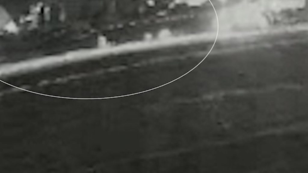 Veja momento em que homem que estava avisando sobre boi solto na marginal é atropelado