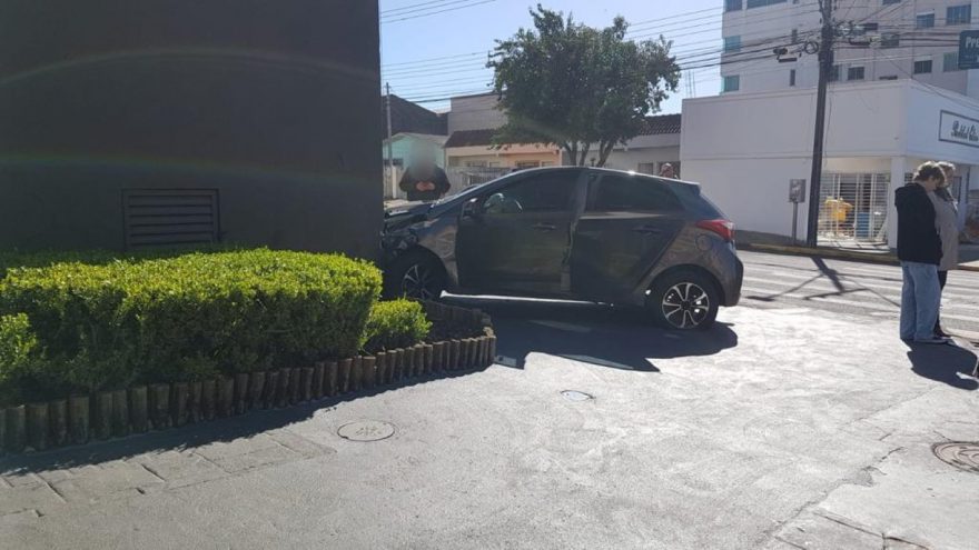 Após acidente, carro colide contra parede de Shopping em Cascavel