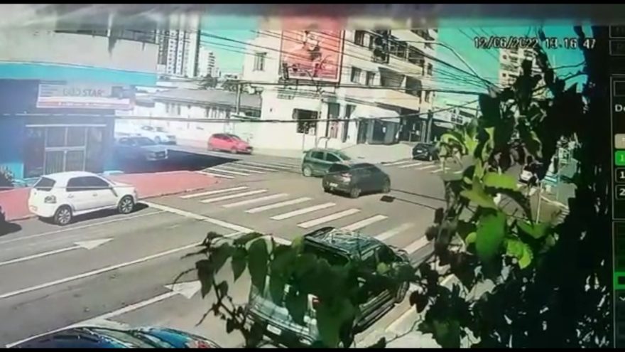 Vídeo mostra colisão entre Fox e HB20 na Rua Jorge Lacerda