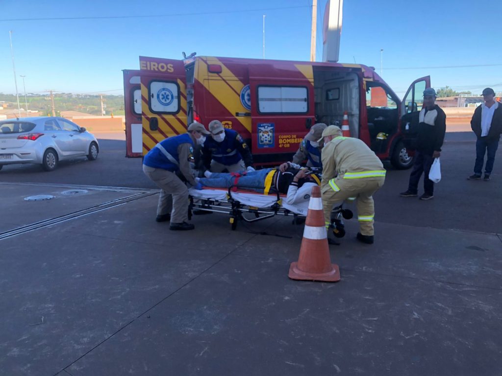 Jovem fica ferido ao sofrer queda de bicicleta no acesso ao Trevo Cataratas