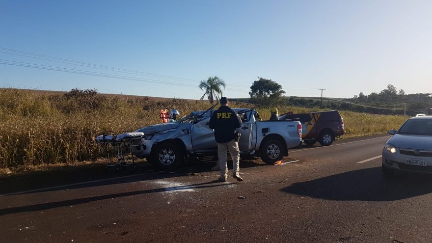 Caminhonete fica destruída após capotar por pistas na BR-467, em Cascavel