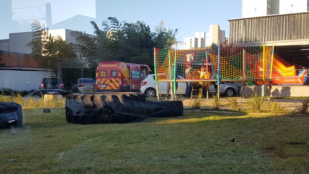 Criança cai de dois metros de altura e sofre fratura