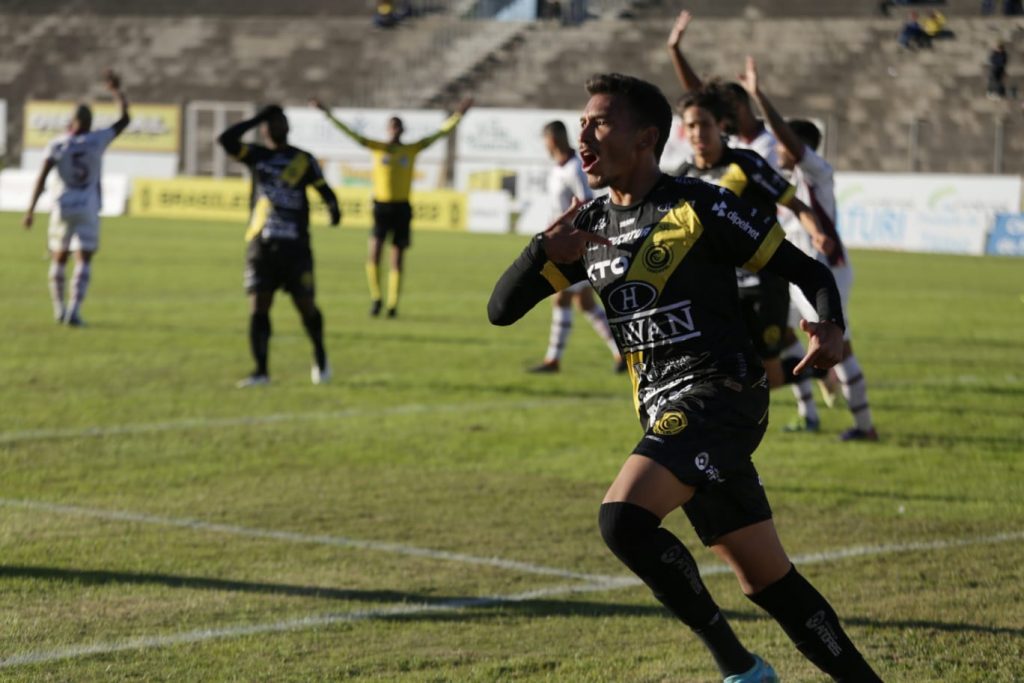 Cascavel vence e salta para vice-liderança do grupo 8 da Série D