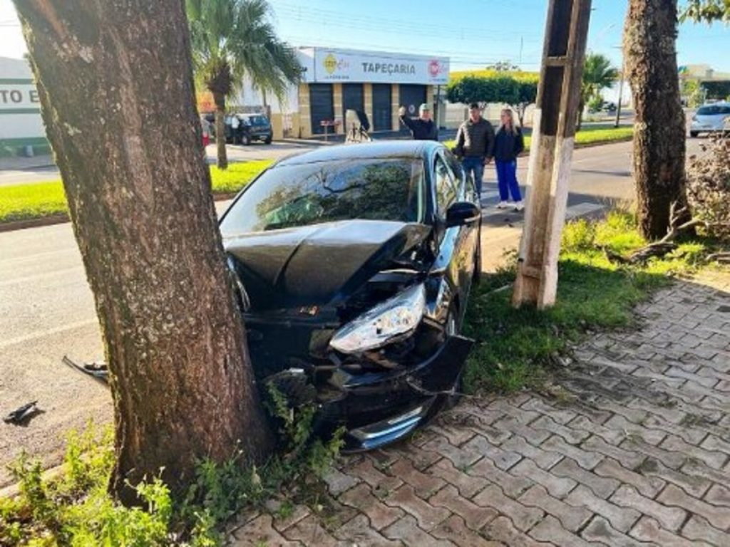 Carro derruba poste e bate em árvore em Goioerê