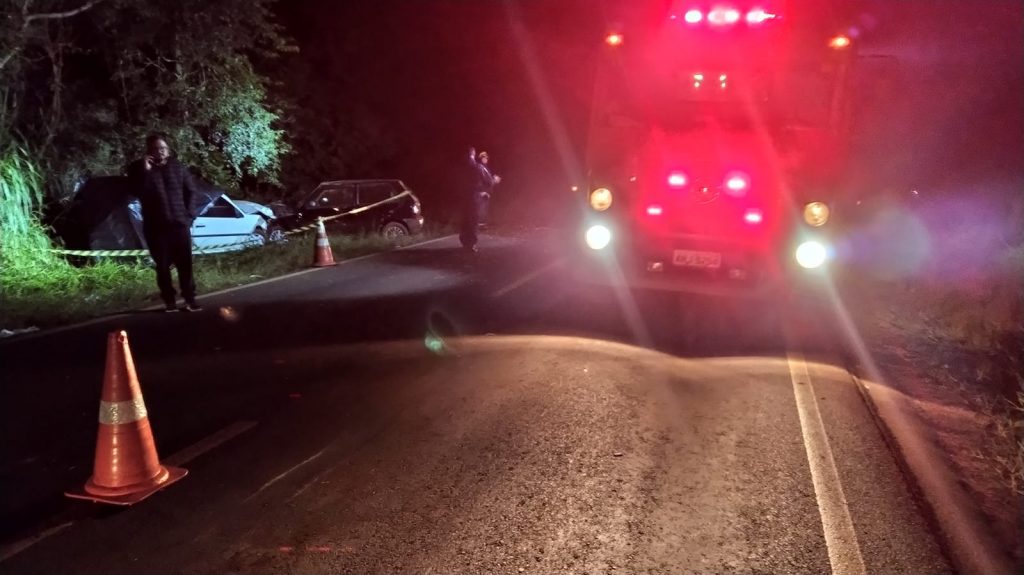 Acidente com três veículos na PR-473 deixa pelo menos um morto e vítimas em estado grave