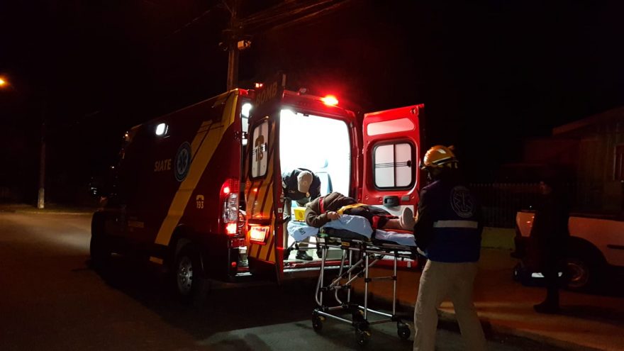 Idosa quebra a perna e precisa ser socorrida na Rua Pernambuco