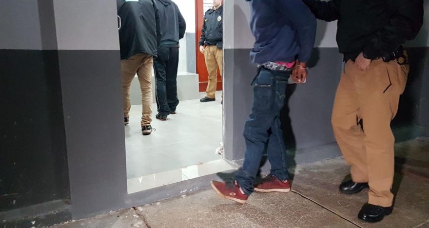 Trio é detido pela Polícia Militar com veículo furtado