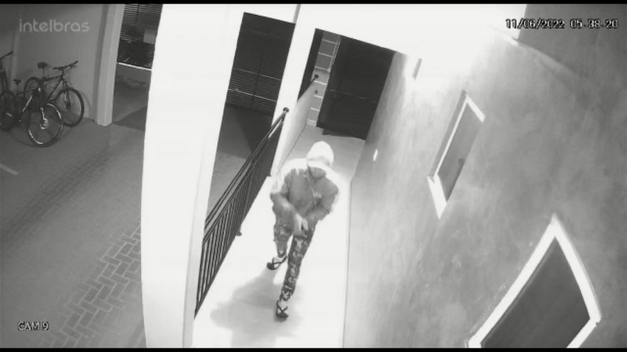 Vídeo mostra ladrão invadindo condomínio e furtando três bicicletas
