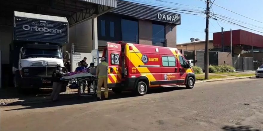 Trabalhador cai de caminhão e sofre fratura em punho