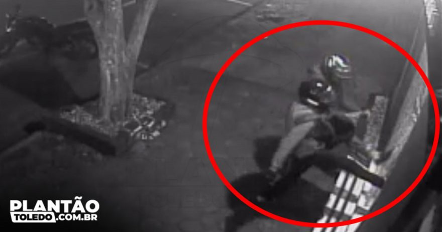 Câmeras de segurança flagram indivíduos arrombando e furtando objetos em loja de Toledo