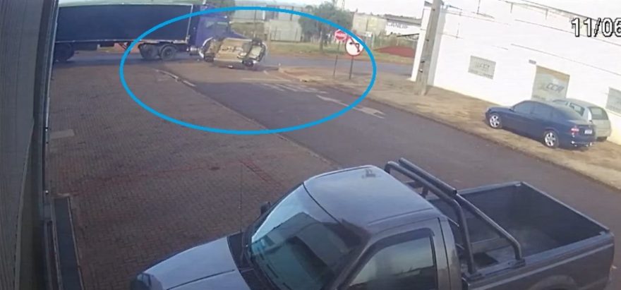 Vídeo mostra carro capotando após colisão com caminhão no Trevo Cataratas