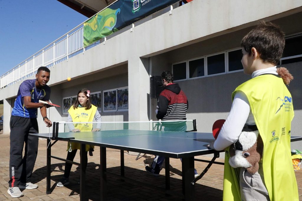 “Eu quero ser um jogador de tênis de mesa e eu vou me esforçar bastante para aprender” diz garoto de 8 anos