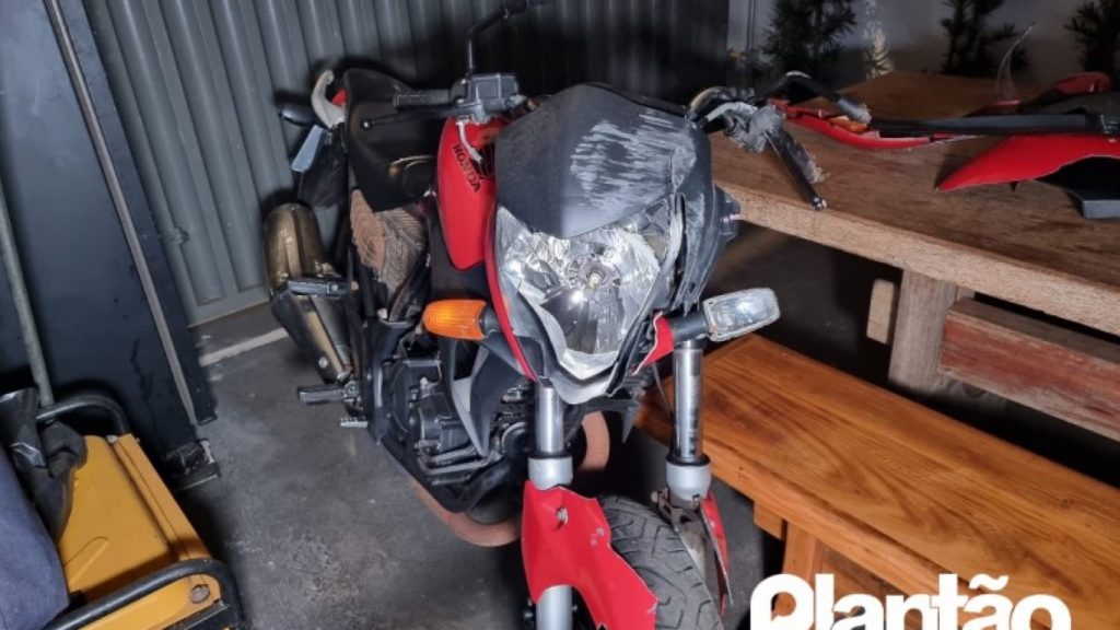 Jovem fica gravemente ferido após colidir com placa de trânsito