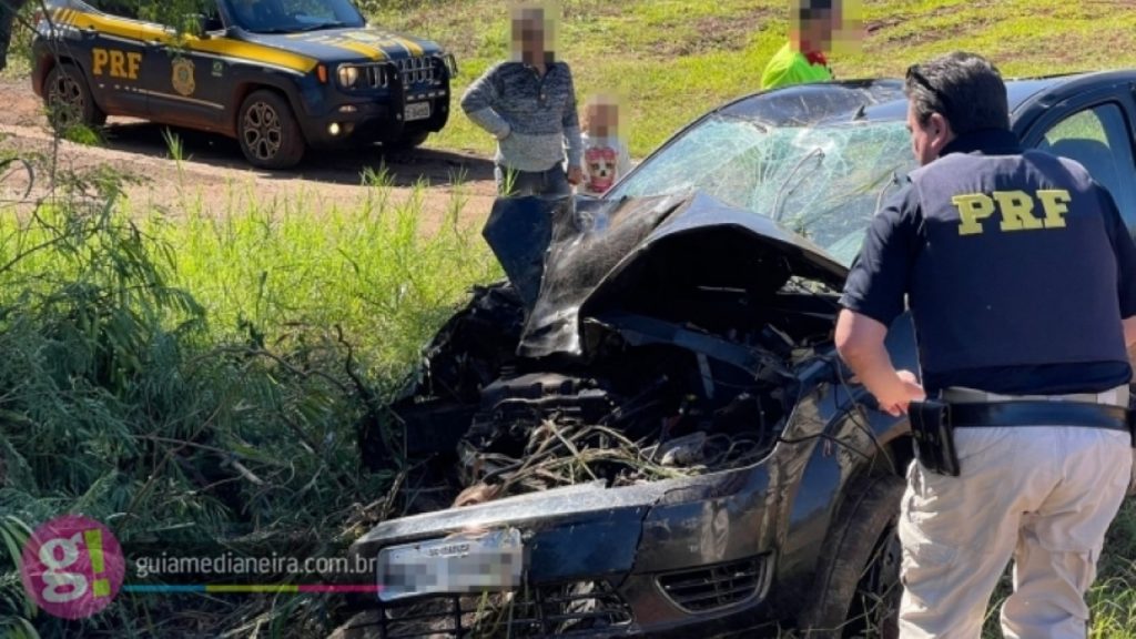 Veículo fica destruído após sair da pista e capotar na BR 277