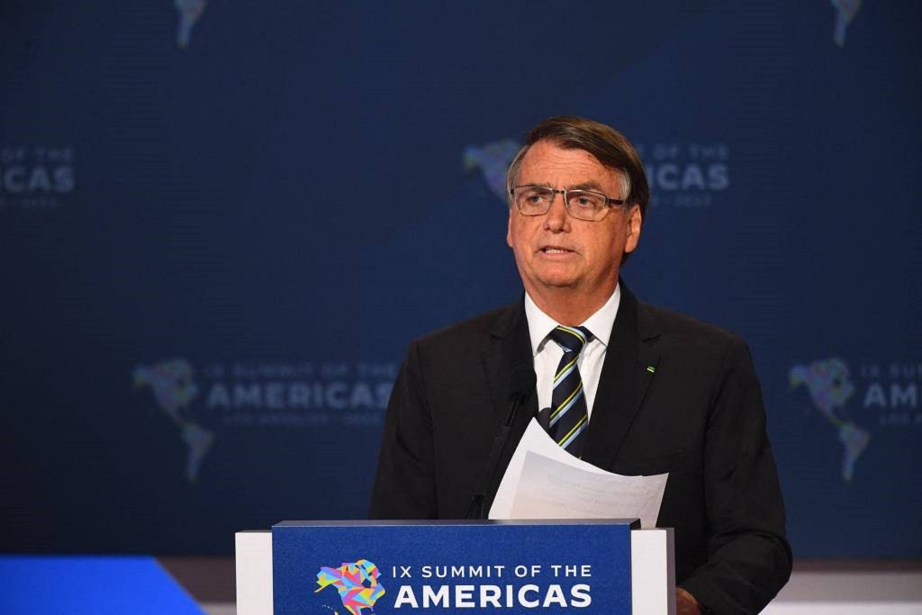 Bolsonaro afirma que preço da gasolina pode cair R$ 2 e o diesel R$ 1