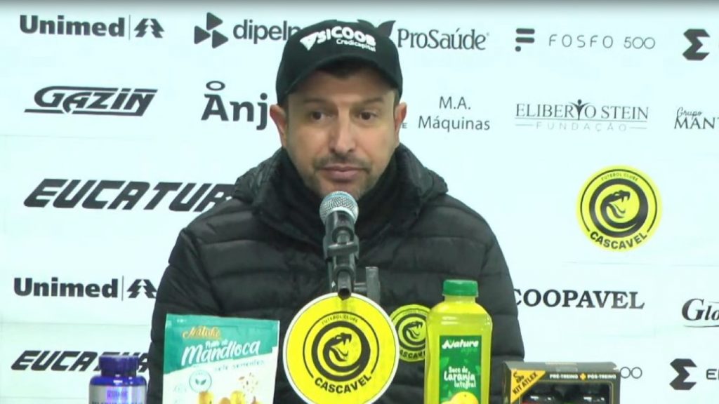 “A torcida do Cascavel está começando a tomar em uma proporção meio ‘ingrata’ com os atletas” diz técnico Tcheco