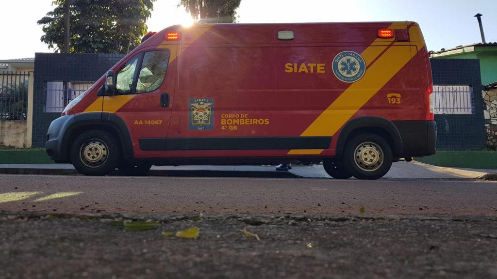 Idosa cai de degrau e sofre corte na cabeça